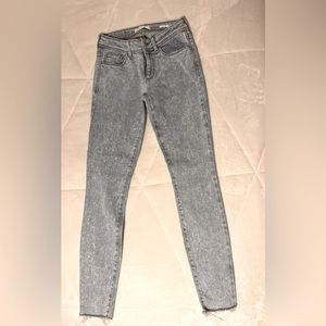 Guess low rise skinny jeans. Never used.